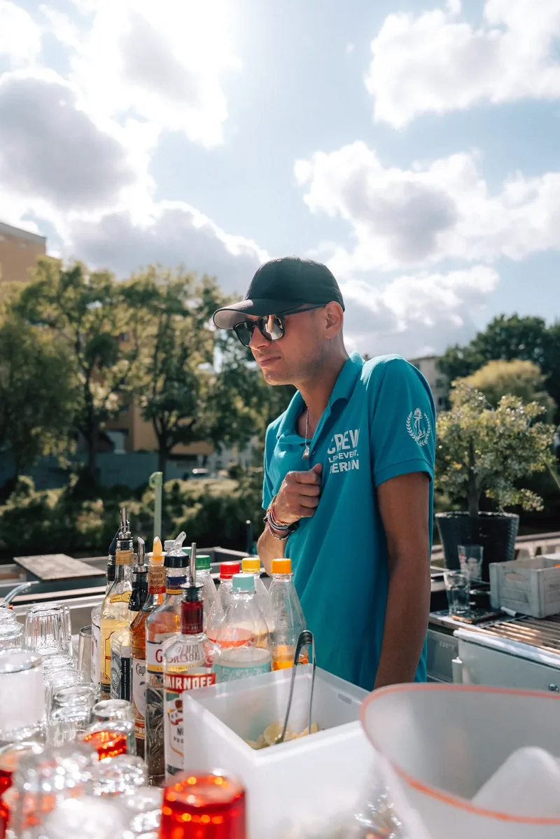 Barkeeper mischt Getränke an der Bordbar