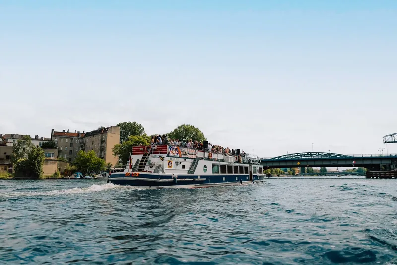 MS Lex vor einer Spreebrücke mit Altbauten