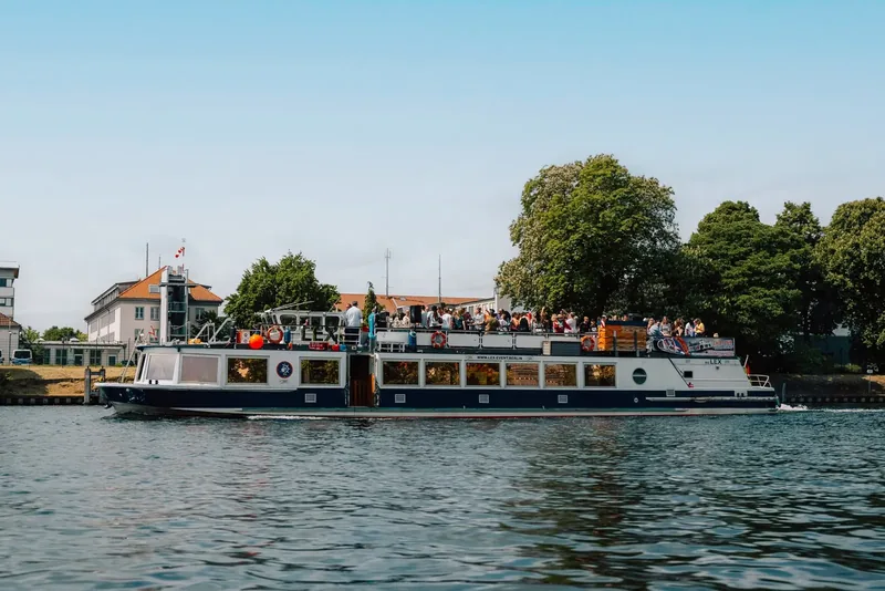 MS Lex mit Gästen an Deck auf der Spree