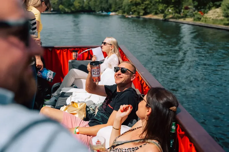 Gäste feiern im Sonnenschein an Deck