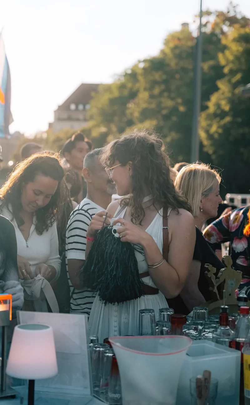 Gäste feiern abends an Bord